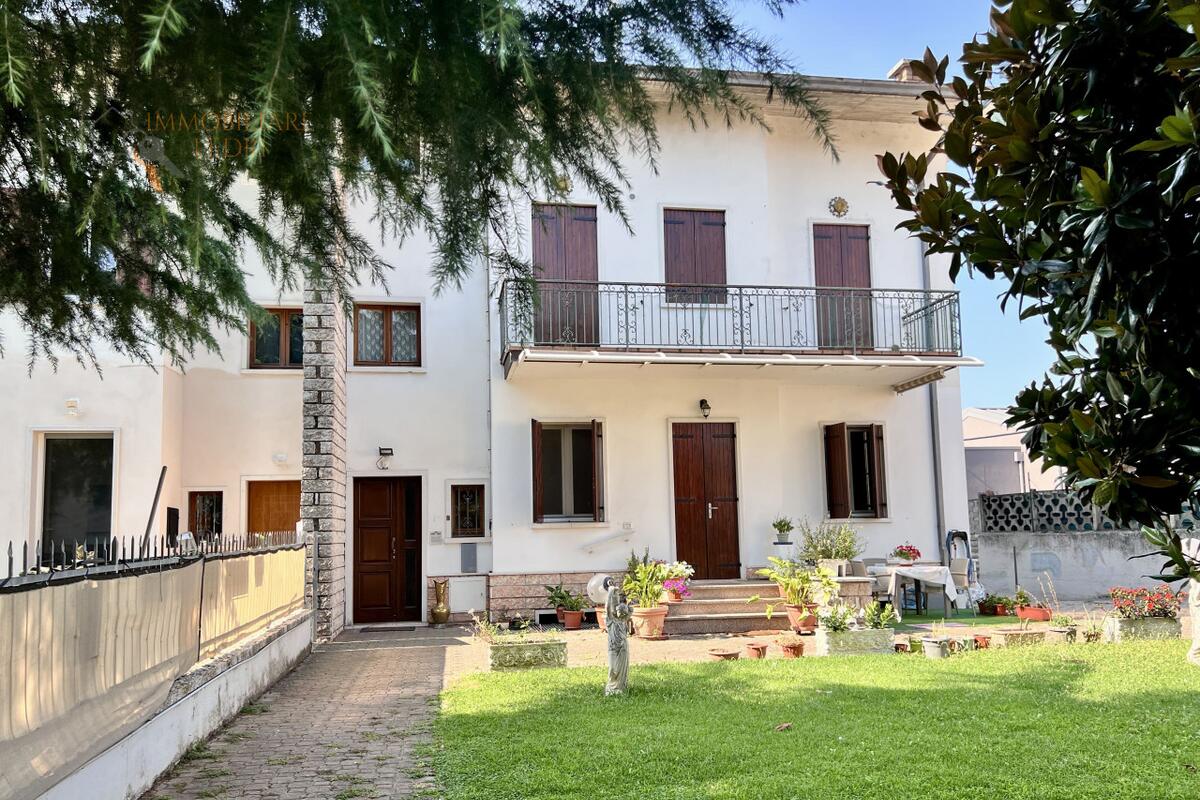 Villa bifamiliare Residenziali in vendita