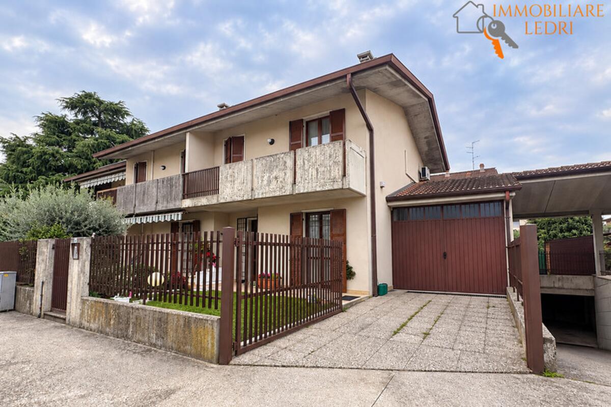 Villa bifamiliare Residenziali in vendita