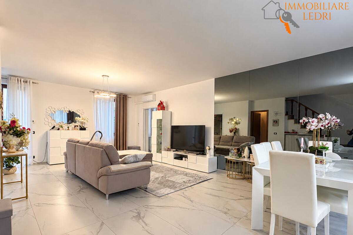 Villa bifamiliare Residenziali in vendita